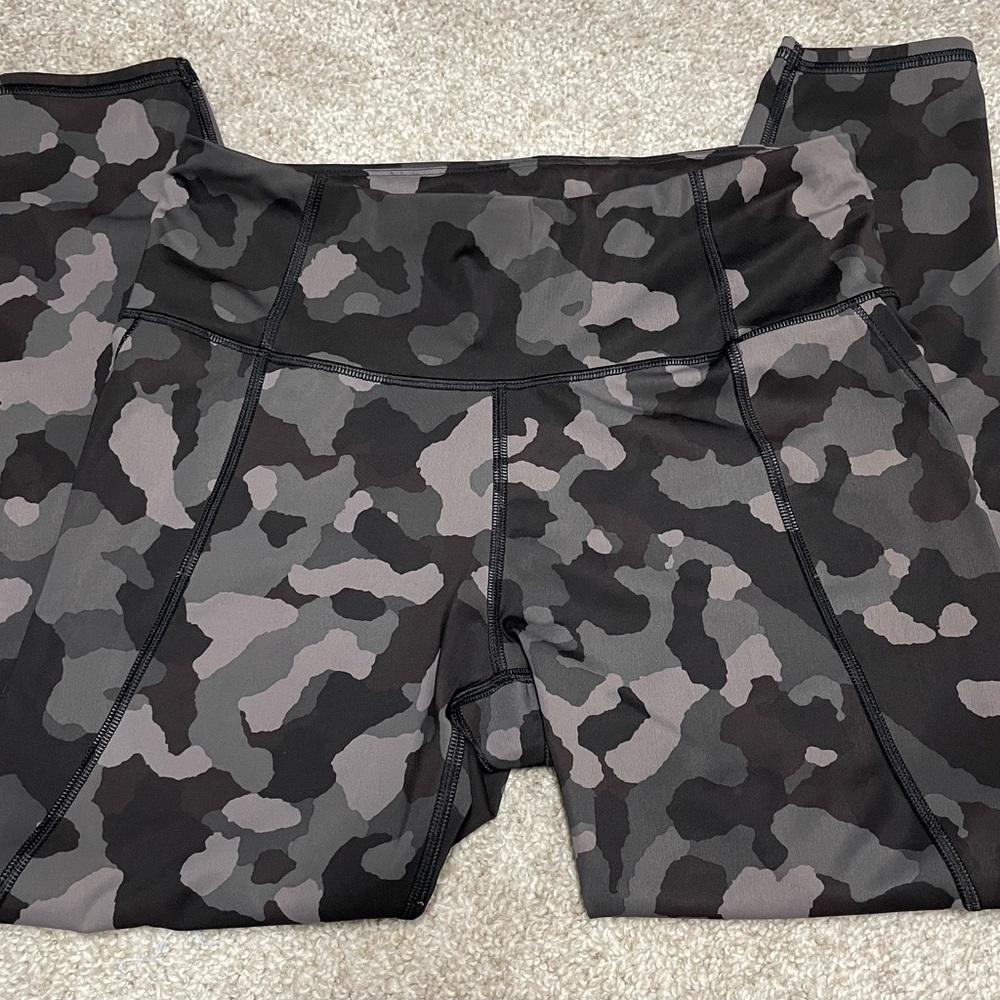 Athleta 7/8 Black and Gray Camo Tights Medium